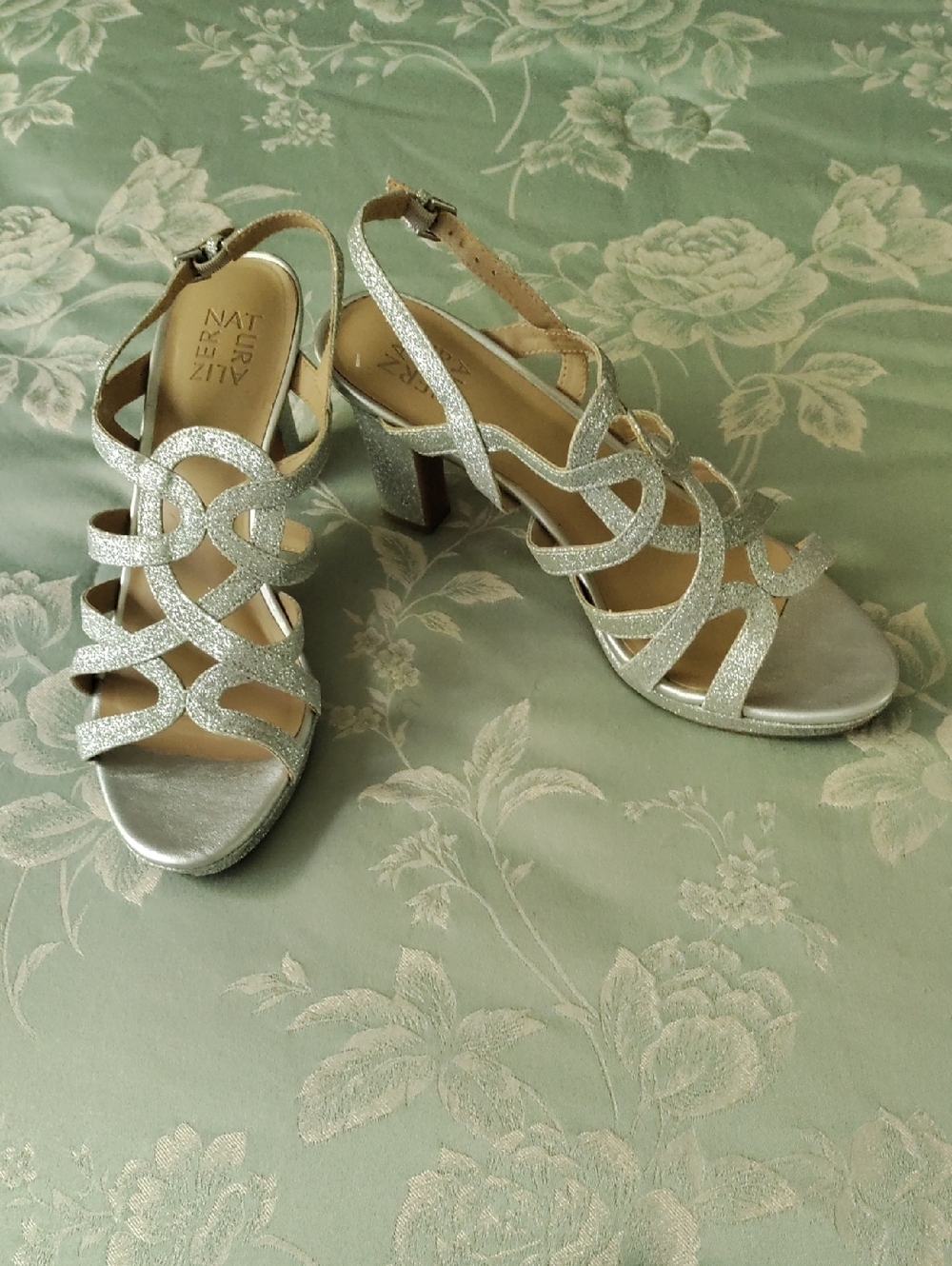 Silver Heels. - Picture 1 of 4